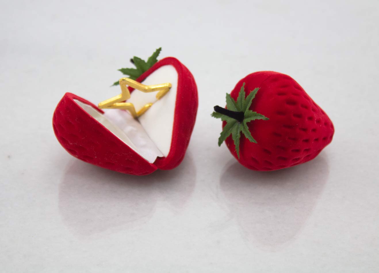 Βελούδινο Κουτί, Σχέδιο Φράουλα