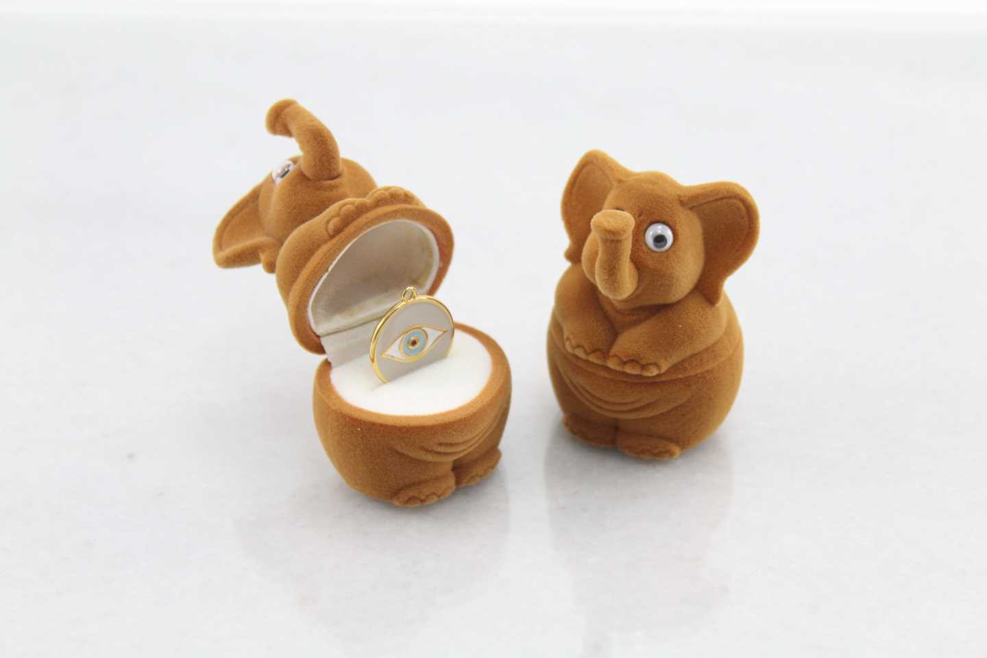 Βελούδινο Κουτί, Σχέδιο Μπεζ Ελεφαντάκι